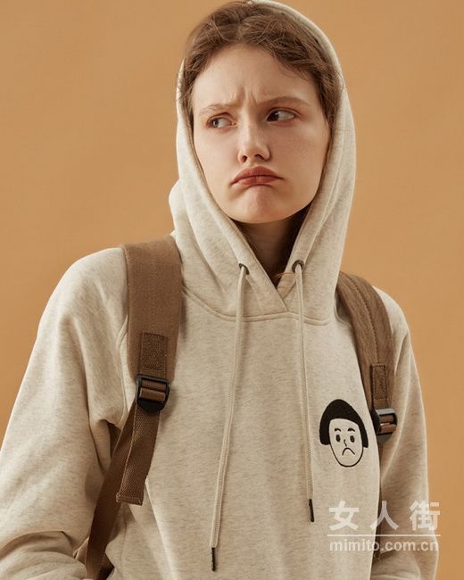 秋季运动风潮人,一件卫衣的时尚搭配
